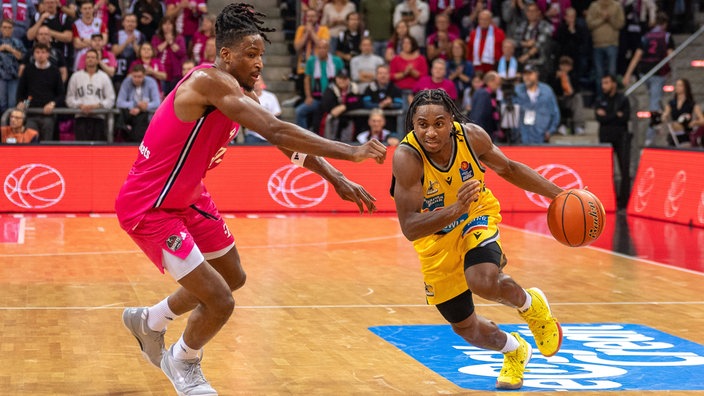 Ezra Manjon von den MHP Riesen Ludwigsburg am Ball