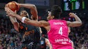 Phlandrous Fleming Jr. (rechts) von den Telekom Baskets Bonn im Duell mit William Christmas von den Niners Chemnitz.