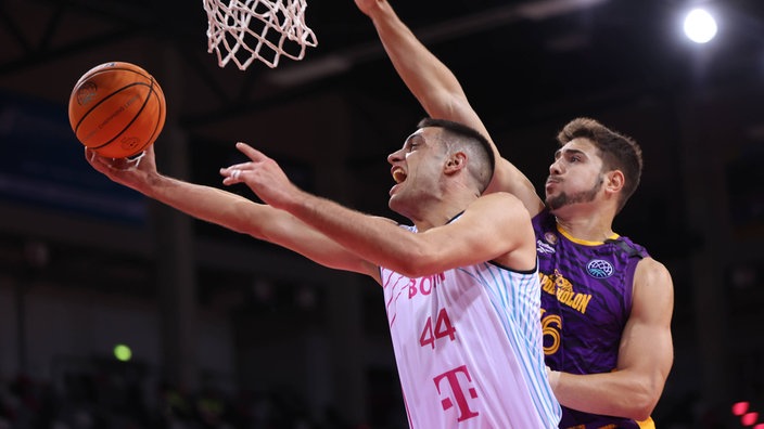 Bonns Benedikt Turudic (l.) im Duell mit Holons Yotam Hanochi (r.).