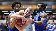 Bonns Sam Griesel behauptet den Ball gegen zwei Spieler des MBC.