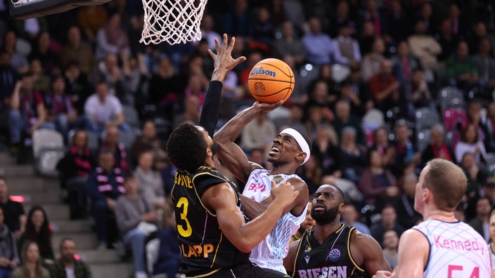 Glynn Watson von den Telekom Baskets Bonn am Ball im Champions-League-Spiel gegen Ludwigsburg.