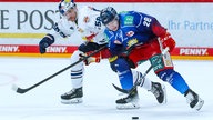 Eishockey-Profi Alexander Ehl (r.) von der Düsseldorfer EG im DEL-Spiel gegen den EHC München