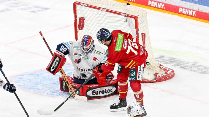 Eishockey-Profi Bennet Roßmy (r.) von der Düsseldorfer EG erzielt im DEL-Spiel gegen die Iserlohn Roosters ein Tor