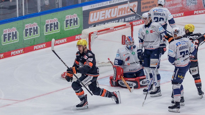 Carter Proft von den Löwen Frankfurt (l.) bejubelt einen Treffer gegen die Iserlohn Roosters.