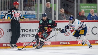 Düsseldorfs Justin Richards und Berlins Leon Bergmann im Zweikampf