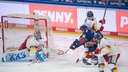 Berlins Ty Ronning erzielt das Tor zum 1:0 gegen Düsseldorfs Torwart Henrik Haukeland