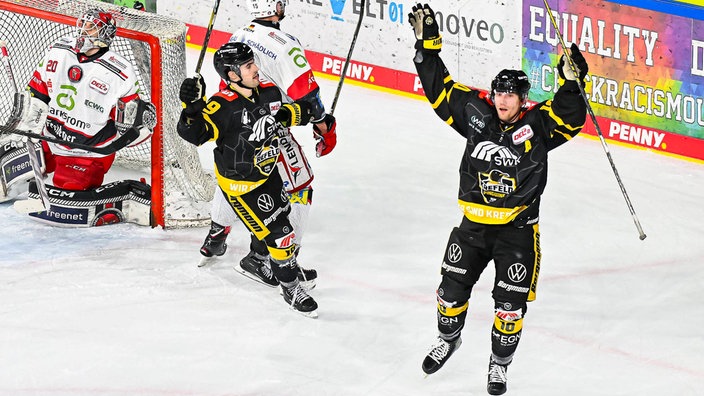 Christian Ehrhoff (r.) von den Krefeld Pinguinen reißt die Arme zum Jubel hoch