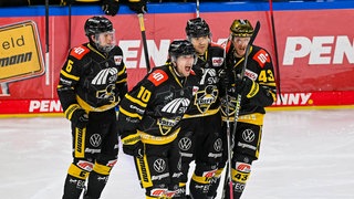 Die Eishockeyspieler der Krefeld Pinguine jubeln