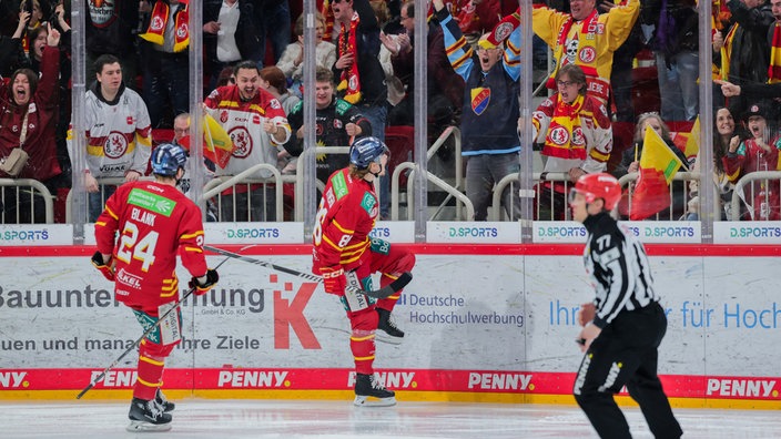 Düsseldorfs Drake Rymsha (r) freut sich über sein Tor zum 1:0. 