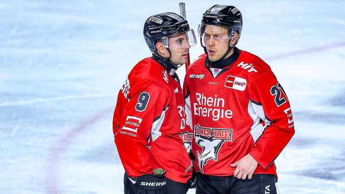 Maximilian Kammerer (l.) und Juhani Tyrväinen bei Spiel zwei der Haie gegen Bremerhaven