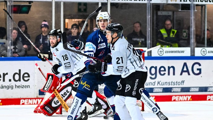 Lennard Nieleck von den Iserlohn Roosters neben Juhani Tyrväinen von den Kölner Haien