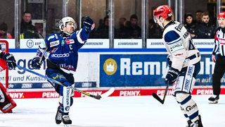 Hubert Labrie (l.) von den Iserlohn Roosters und Alexander Karachun von den Schwenninger Wild Wings im Kampf um den Puck.