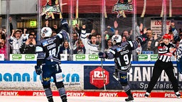 Freude bei Torschütze Shane Gersich und Eric Cornel (l.)