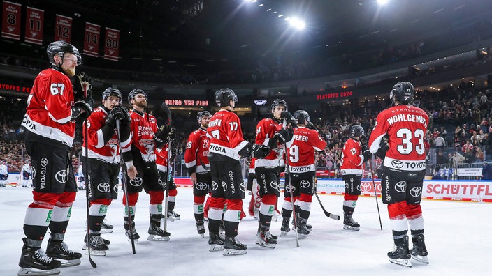 Die Eishockey-Spieler der Kölner Haie stehen auf dem Eis der Lanxess Arena