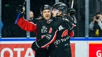 Frederik Storm und Maximilian Kammerer bejubeln ein Tor für die Kölner Haie