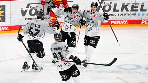 Die Spieler der Kölner Haie bejubeln einen Treffer im Derby bei der Düsseldorfer EG.