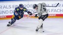 Zweikampf zwischen Lean Bergmann (Eisbären Berlin) und Veli-Matti Vittasmäki (Kölner Haie)