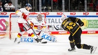 Thomas Heigl von den Nürnberg Ice Tigers schießt in der Partie gegen die Düsseldorfer EG auf das Tor.