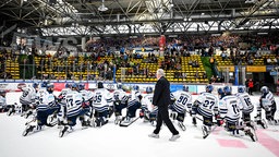 Iserlohn Roosters Spieler vor den eigenen Fans