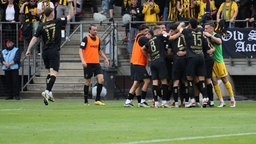 Die Spieler von Alemannia Aachen jubeln.