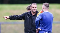 Dietmar Hirsch, Trainer des MSV Duisburg, gibt Anweisungen.