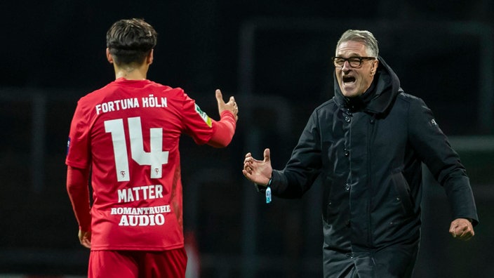 Fortuna-Köln-Spieler Henri Matter (l.) jubelt mit Fortuna-Präsident Hanns-Jörg Westendorf (Archivfoto)