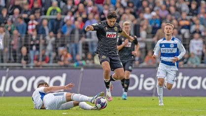 Kölns Henri Matter gewinnt den Zweikampf gegen Tobias Fleckstein vom MSV Duisburg