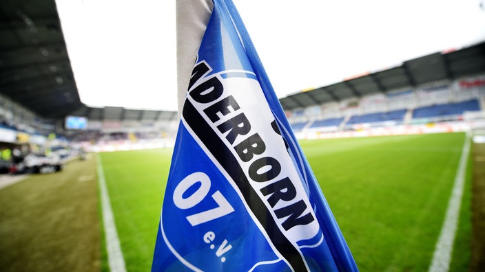 Das Logo des SC Paderborn auf einer Eckfahne