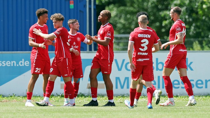 Sportfreunde Siegen Jubel nach dem Tor zum 0:1 durch Justin Adozi 