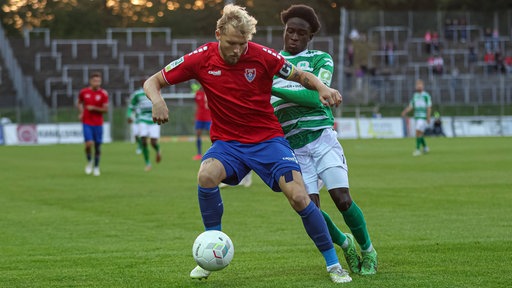 Tim Stappmann (l.) vom KFC Uerdingen und der Oberhausener Denis Donkor im Kampf um den Bal