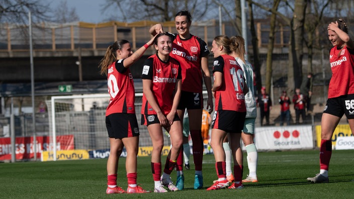 Die Spielerinnen von Bayer 04 Leverkusen feiern Torschützin Loreen Bender (M.).