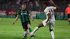 Münsters Marc Lorenz (l) im Kampf um den Ball mit Münchens Kingsley Coman (r).