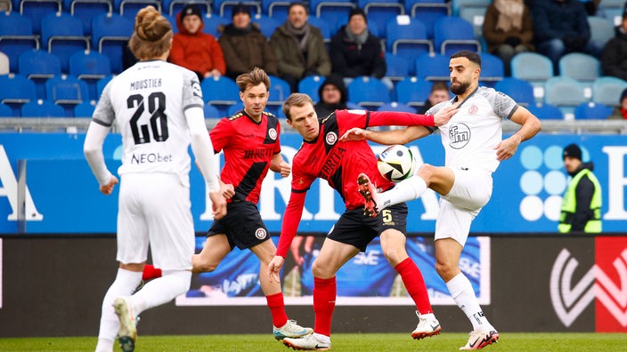 Wiesbadens Emanuel Taffertshofer im Zweikampf mit Ramien Safi von Rot-Weiss Essen