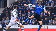 Arminia Bielefelds Fabian Klos (r.) im Zweikampf mit Sandhausens Alexander Fuchs.