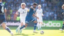 Andre Becker von Arminia Bielefeld im Duell mit Jasper Verlaat von 1860 München.