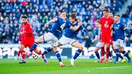 RWE (rote Trikots) hat einen Auswärtssieg bei der Arminia eingefahren.