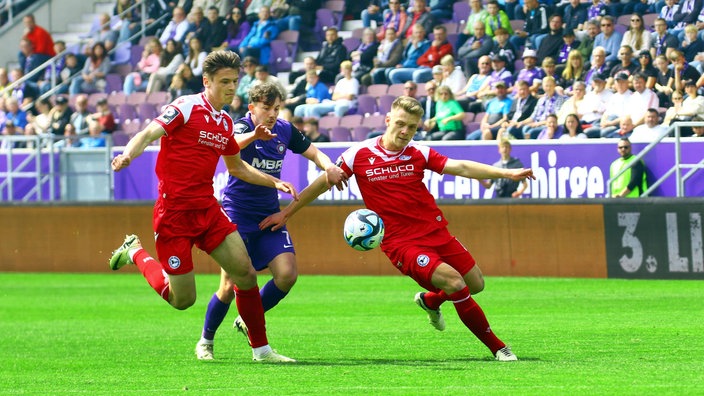 Maximilian Großer (l.) und  Leon Schneider (r.) von Arminia Bielefeld blocken Sean Seitz von Erzgebirge Aue.