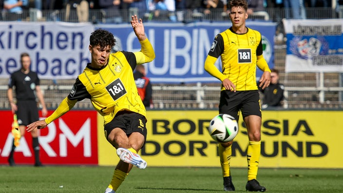 Fußballprofi Ayman Azhil von Borussia Dortmund II im Drittliga-Spiel gegen 1860 München