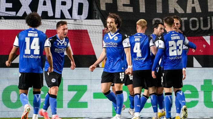 Spieler von Arminia Bielefeld jubeln über das Tor zum 1:2