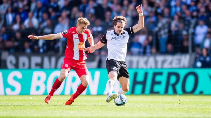 Essens Cedric Harenbrock im Duell mit Bielefeld Mael Corboz.