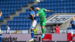 Bielefelds  Andre Becker im Duell mit Sandhausens Schikora