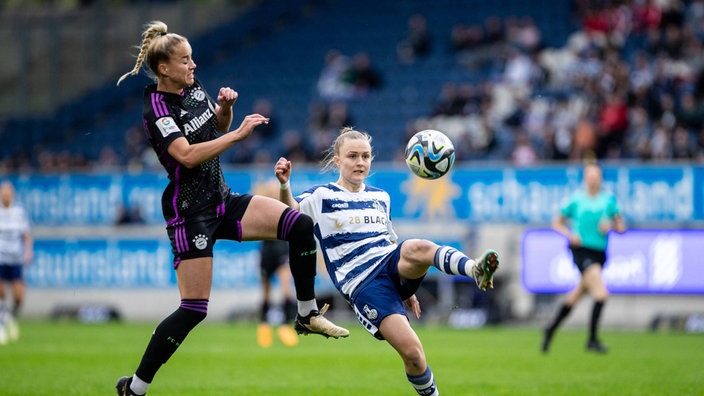 Duisburgs Paula Flach (r.) im Duell mit Bayerns Giulia Gwinn (l.). 