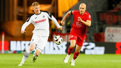 Tobias Kraulich (Rot-Weiss Essen) und Jonas Arweiler (SC Verl) im Laufduell