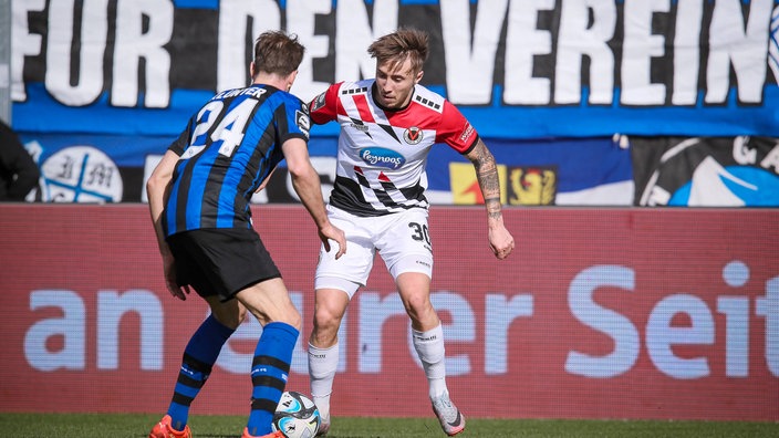 Kölns Luca Marseiler (r.) im Dribbling gegen Lukas Klünter