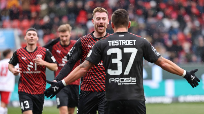 Jannik Mause (7, FCI) schießt zum 1:0 Tor