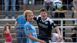 Arminia-Talent Justin Lukas setzt sich hier gegen Münchens Jesper Verlaat durch.