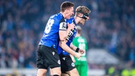 Marius Wörl (links) und Fabian Klos von Arminia Bielefeld bejubeln den treffer zum 2:0 im Spiel gegen den MSV Duisburg.