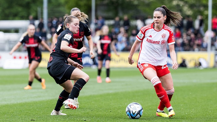 Zweikampf zwischen Sarah Zadrazil (FC Bayern München) und Janou Levels (Bayer 04 Leverkusen)