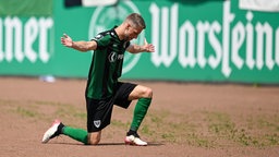 Marc Lorenz, Kapitän von Preußen Münster, verbeugt sich vor den Fans nach seinem Tor im Spiel gegen Unterhaching.