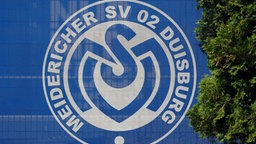 Das Logo der MSV Duisburg auf einem Banner am Trainingsgelände.